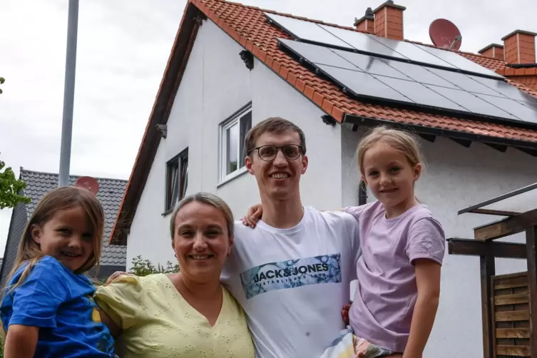 Solaranlage als Investition in die Zukunft: Sabrina und Christian Schuff mit ihren Töchtern Nora (5, links) und Mara (7).