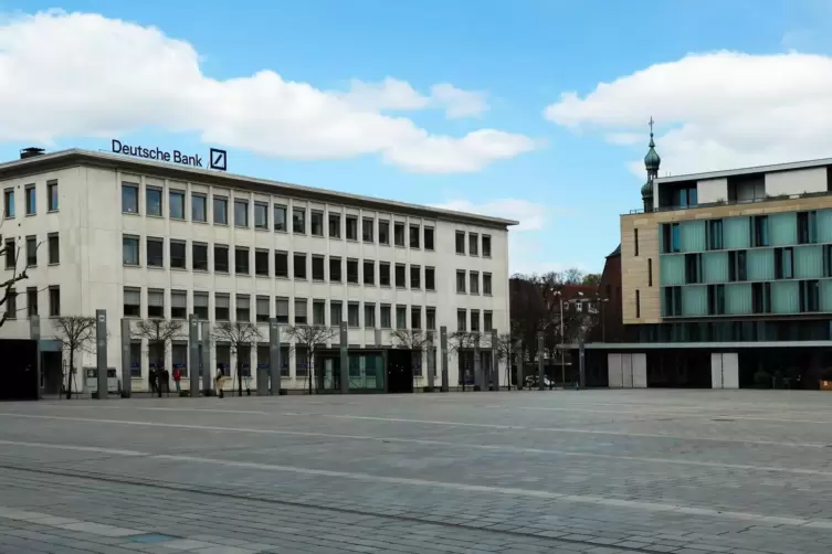 Der Stiftsplatz heute: Es dominieren das Geb&auml;ude der Deutschen Bank und das Saks-Hotel, ein Vier-Sterne-Haus. 