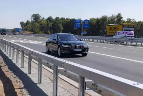 Der Verkehr auf der A6 rollt wieder in Richtung Kaiserslautern (hinten) und Saarbrücken (vorne).