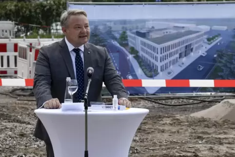 Das neue Verwaltungsgebäude an der Wormser Straße soll im kommenden Jahr bezogen werden. Hier Stadtwerke-Chef Volkmar Langefeld 