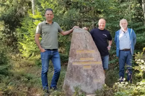 Der neue Gedenkstein steht. PWV-Hauptvorsitzender Martin Brandl (v.l.), Hauptgeschäftsführer Bernd Waller und Forstamtsleiter Mi