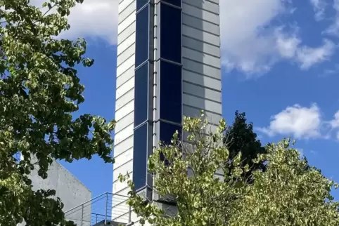 Der Schlauchturm der Feuerwehr wird mit vertikal installierten Solarkollektoren beheizt. 