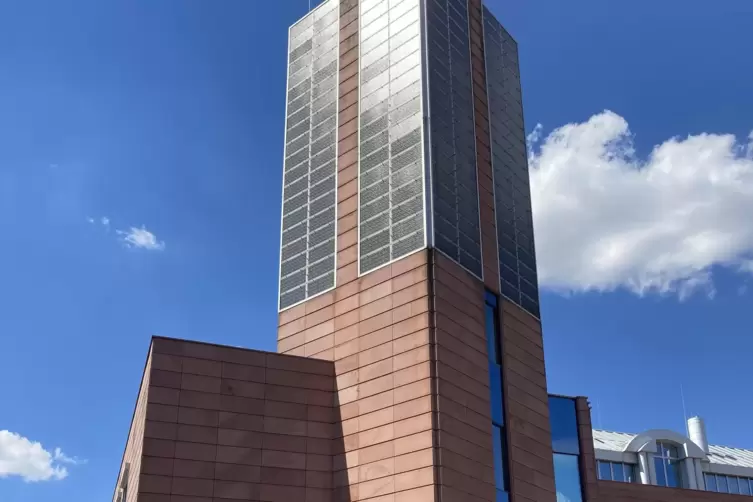 1989 waren die Stadtwerke bundesweit Vorreiter mit den vertikal installierten Solarmodulen, die ein Forschungsprojekt in M&uuml;nchen