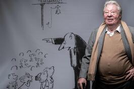 Zeichnete mit Lust an kindlicher Freude: Jean-Jacques Sempé anno 2019 vor einer Illustration seines größten Erfolges, dem „Klein
