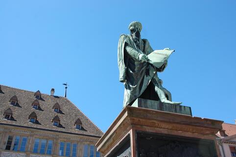 Mit ihm wurde das Buch zum Massenmedium: Johannes Gutenbergs Denkmal in Straßburg, wo er von 1434 bis 1444 lebte.
