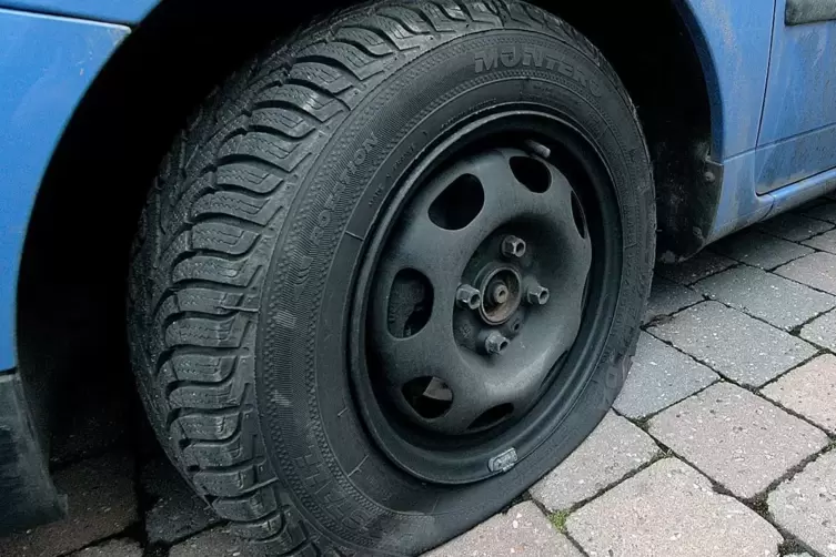 Ein Reifen wurde wohl mit einem Messer zerstochen.