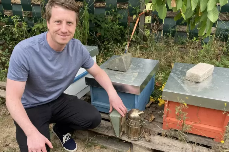 Stolz zeigt Sebastian Tilly seine Bienenstöcke.