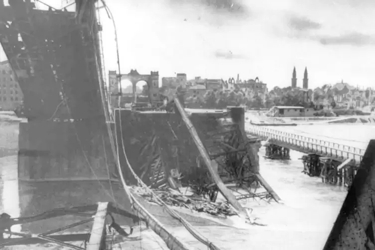 Eingestürzte Rheinbrücke bei Ludwigshafen im Jahr 1945. 
