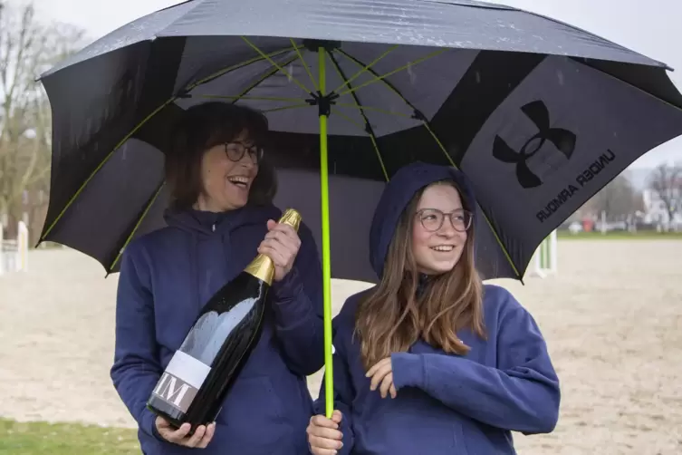 EGW-Mannschaftsführerin Andrea Pfersdorf (links) und Marie Martin würden am Sonntag gerne die Sektkorken knallen lassen und den 