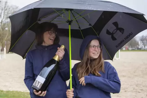 EGW-Mannschaftsführerin Andrea Pfersdorf (links) und Marie Martin würden am Sonntag gerne die Sektkorken knallen lassen und den 