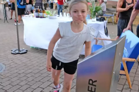 Die sechsjährige Julie probiert das Altheimer Wasser, das aus dem frisch eingeweihten Trinkwasserbrunnen kommt. Er hat viele Bes