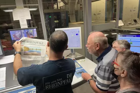 Die frisch gedruckte Zeitung wird nochmal überprüft. 