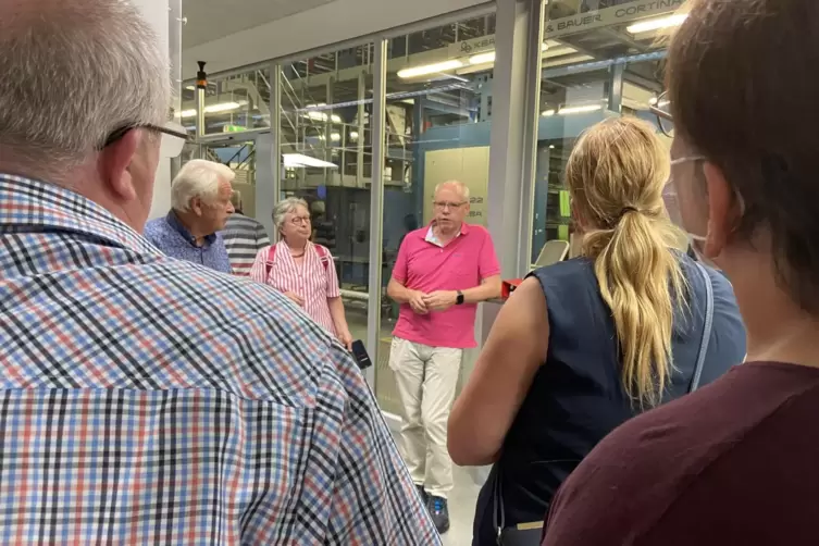 Stephan Eckel erkl&auml;rt den Lesern die Abl&auml;ufe im Druckzentrum. 