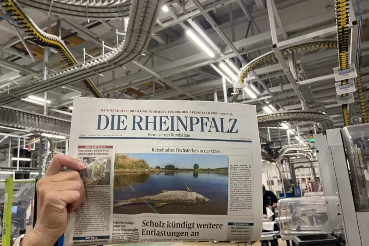 Die Leser durften sich eine frisch gedruckte Zeitung aus dem Druckzentrum nat&uuml;rlich mitnehmen. 