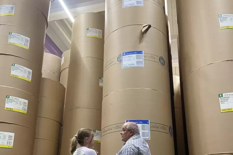 Matthias und Lea Schrumpf vor den Papierrollen.