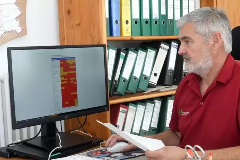 Forstamtsleiter Lothar Runge beim täglichen Blick auf den Waldbrandindex des Deutschen wetterdienstes. 