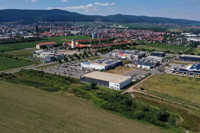 Das freie Gelände in der Joseph-Monier-Straße bietet die Stadt gerade zum Verkauf an. Das freie Gelände in der Joseph-Monier-Straße bietet die Stadt gerade zum Verkauf an.
