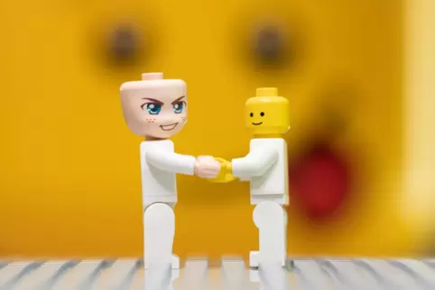 Rechtsstreit um Klemmbausteine: Die Figur eines chinesischen Herstellers (links) und eine Figur des Herstellers Lego (rechts) st