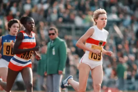800 Meter der Frauen: Hildegard Falk liegt in Führung und gewinnt die Goldmedaille.