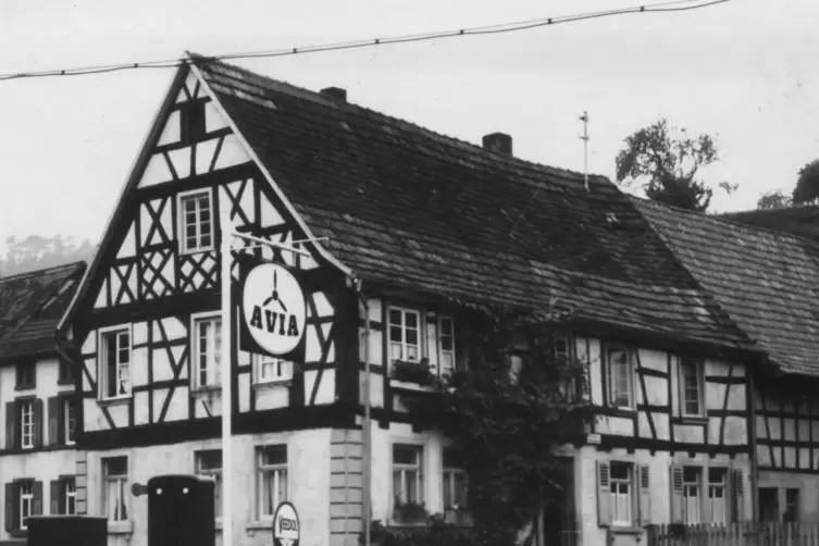 Die alte Post im Jahr 1952 &ndash; mit einer Tankstelle. 