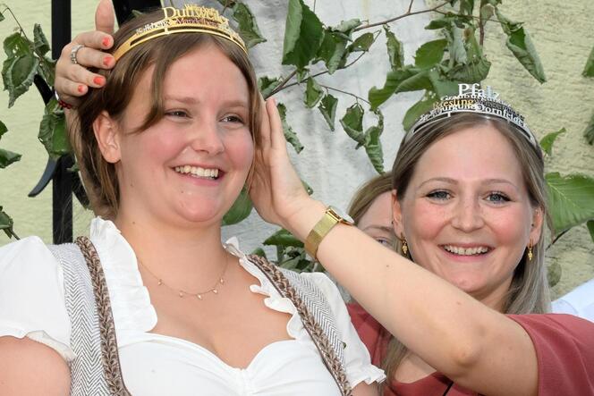 Annika I. mit der neuen Krone, die ihr die Pfälzische Weinprinzessin Laura Wessa aufs Haar setzt.