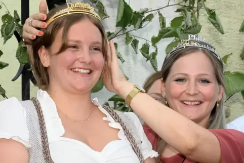 Annika I. mit der neuen Krone, die ihr die Pfälzische Weinprinzessin Laura Wessa aufs Haar setzt. 