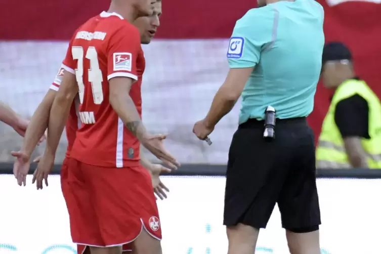Rot: Schiedsrichter J&ouml;llenbeck verweist Hendrick Zuck (verdeckt) des Feldes. Davor: Erik Durm.