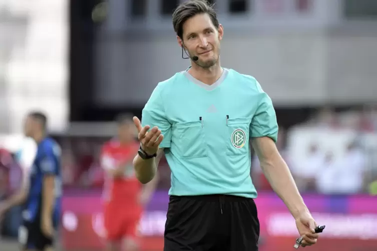 Schiedsrichter Matthias J&ouml;llenbeck stand beim Spiel des FCK gegen Paderborn im Blickpunkt. 