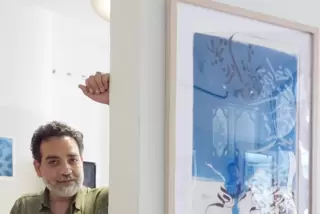 Fotograf Hamdy Reda neben einer Arbeit der Serie Al Bourdah. 