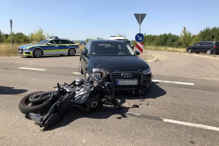 Das Motorrad überschlug sich mehrere Male durch den Zusammenstoß. 