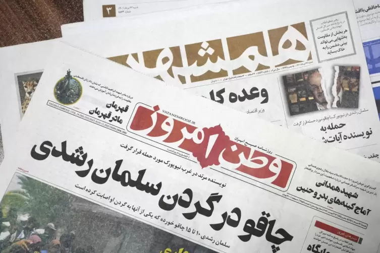 Die Titelseiten iranischer Zeitungen, eine titelt in Farsi: „Messer im Nacken von Salman Rushdie“. 