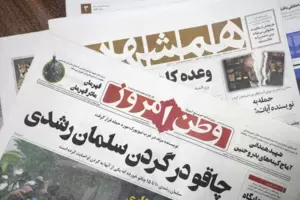 Die Titelseiten iranischer Zeitungen, eine titelt in Farsi: „Messer im Nacken von Salman Rushdie“. Die Titelseiten iranischer Zeitungen, eine titelt in Farsi: „Messer im Nacken von Salman Rushdie“.