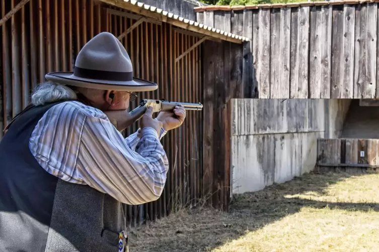 Schon modern: Ein Unterhebel-Repetiergewehr.