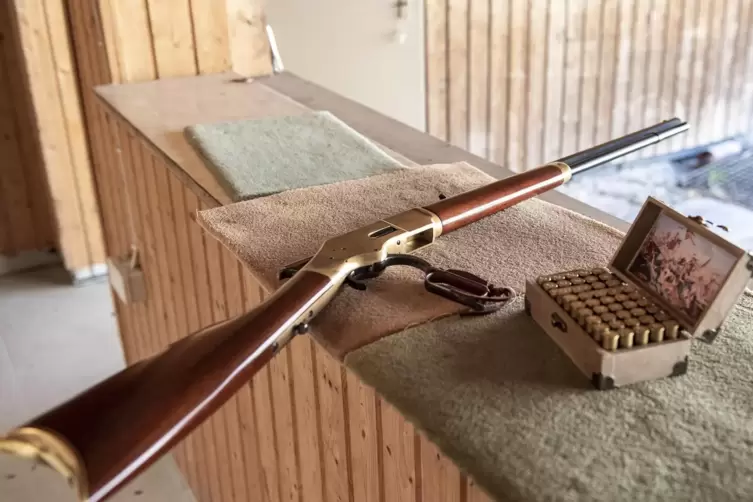 Ein Unterhebel-Repetiergewehr mit Munition.