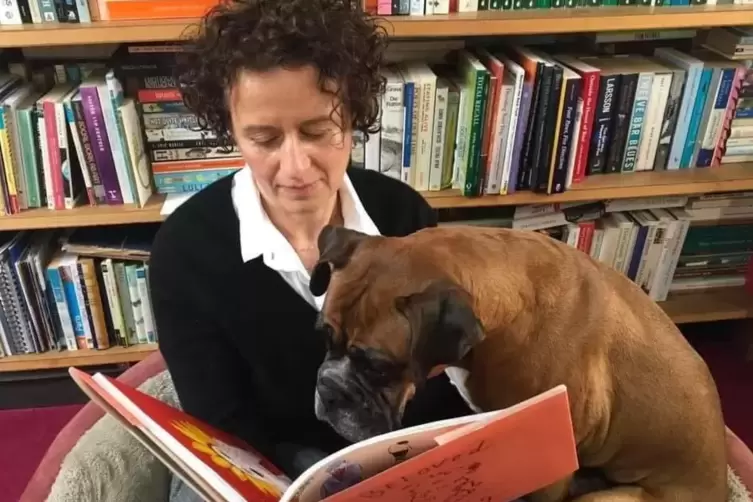 Auch Helgard Krauses Hund Bobo interessiert sich für Literatur.
