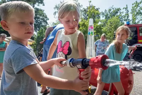 An der Spritze: Jan und Nena beim Feuerwehrtag in Waldsee. 