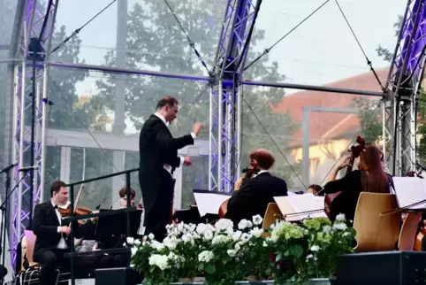 Zur Einleitung in den Konzertabend spielte ds Homburger Sinfonieorchester die Ouvertüre „Sommernachtstraum“ von Felix Mendelssoh