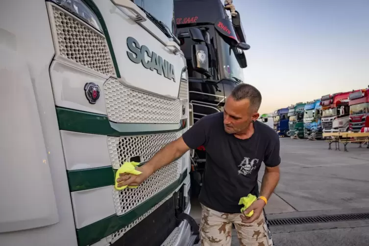 Fernfahrer Maik Schultz wienert seinen Truck jeden Tag. 