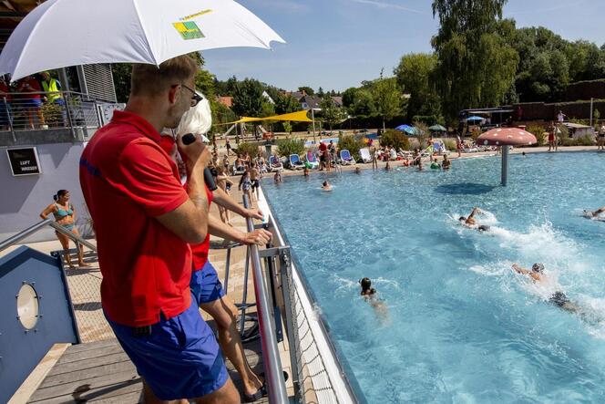 Schwimmmeister Frank Stahl moderiert das Familien-Wettschwimmen: Beim Alsenborner Schwimmbadfest war die Welt wieder in Ordnung