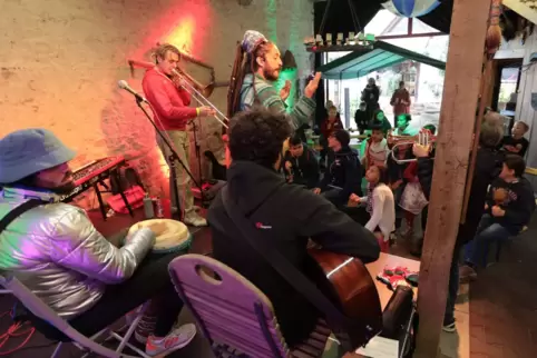 Bunter Kulturmix in farbig illuminierter Scheune: So sah es beim letzten Ethnomusikfestival aus.