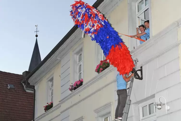 Der Kerwestrau&szlig; h&auml;ngt.