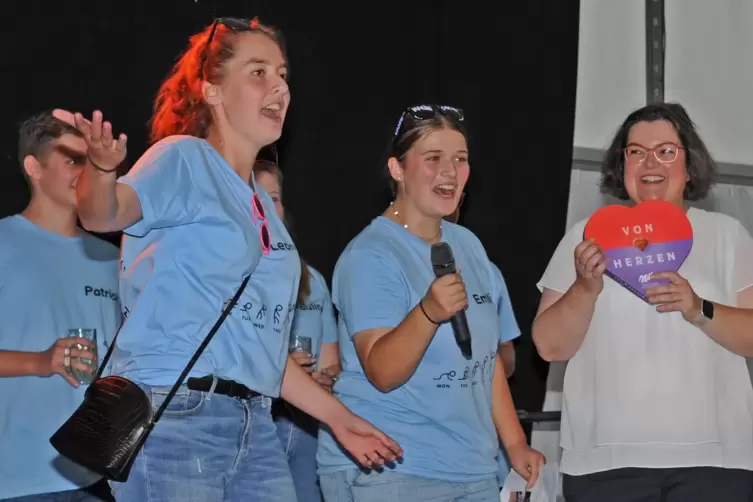Leonie Faul (links) und Emilie Theis von der Strau&szlig;jugend mit Stadtb&uuml;rgermeisterin Isabel Steinhauer-Theis. 