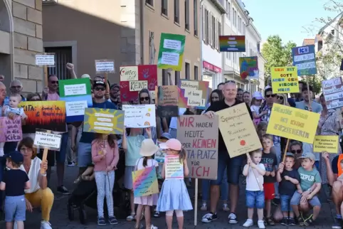 „Notbetreuung ist keine Lösung“: Mitte Juli haben Eltern und Kinder vor der Dürkheimer Ludwigskirche demonstriert. 