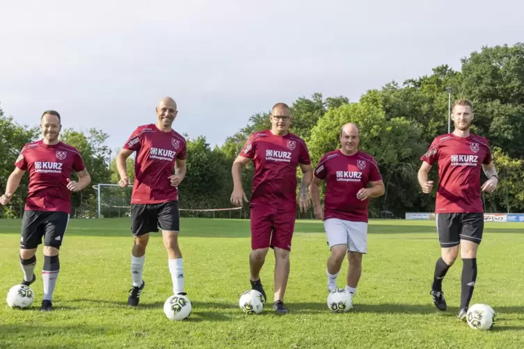 Neu und mit bester Laune in Kleinsteinhausen: (von links) Co-Trainer Florian Meyer, Julian Sefrin, Marvin Körpert, Daniel Edinge