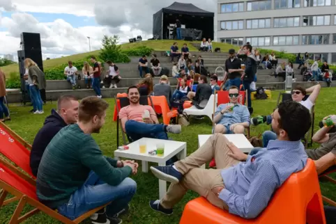 Cocktails statt Vorleseungen: Bei den Sommerfesten der Hochschule darf „gechillt“ werden.