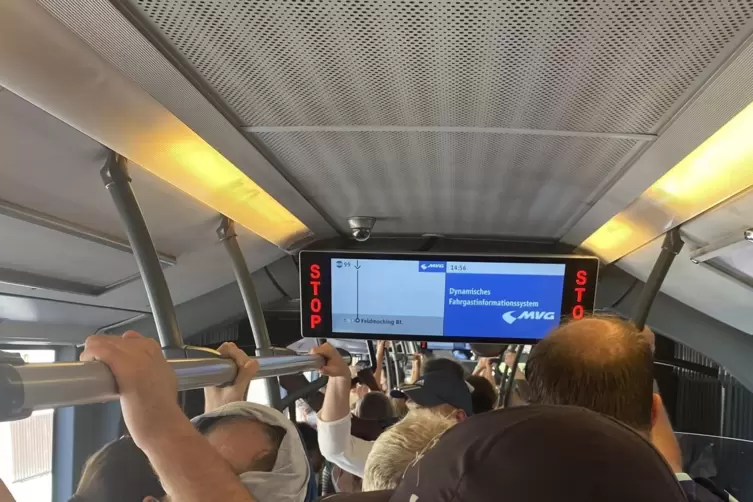 Eng, aber man kommt ans Ziel: Der Bustranfer beim Rudern. 