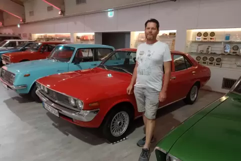 Bewegend: Jürgen Schwartz bei Wiedersehen mit seinem Toyota Corona Mark II in Köln.
