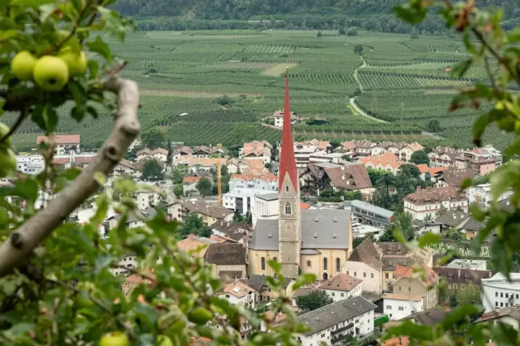 Wahrzeichen der Gemeinde Schlanders: der 90 Meter hohe Kirchturm. 