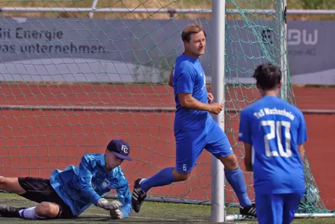 1:0 für Wachenheim: Frank Peter (Mitte) hat Hambachs Keeper Marcel Krause überwunden. 