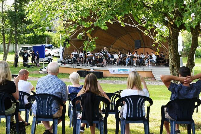 Einladend: Für Fest und Konzerte, hier eines der Kreismusikschule, bietet der Dahner Kurpark eine schöne Kulisse.